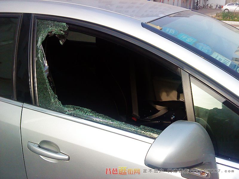 近期小区内有小偷砸碎车玻璃偷盗车内财物,请